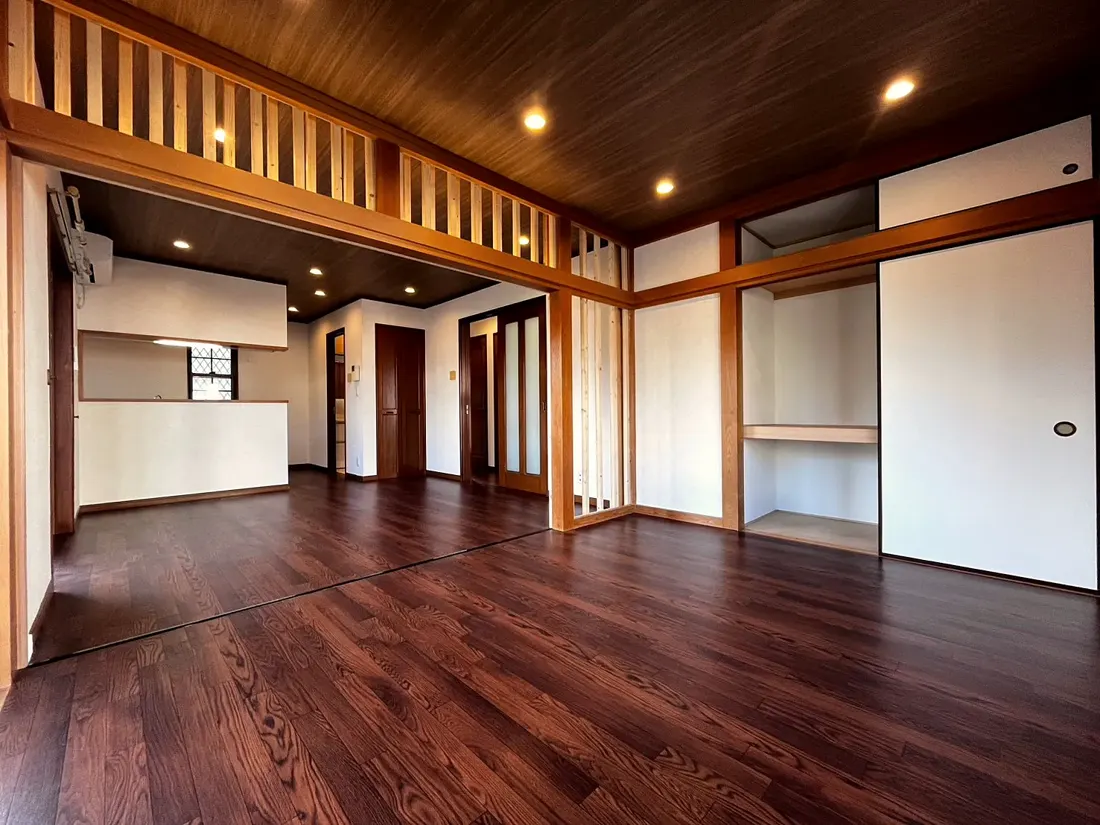 えんやが施工した、格子の間仕切りと木目の天井のLDK
