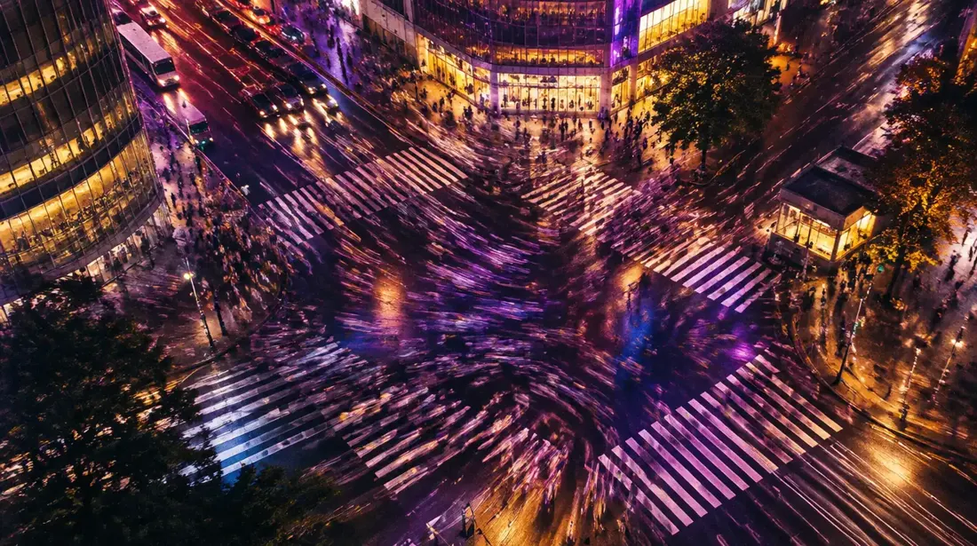 夜の渋谷のスクランブル交差点を見下ろした写真