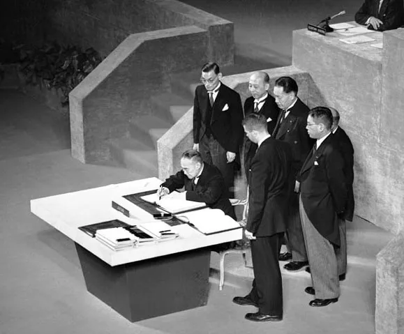 1951年、サンフランシスコ平和条約に署名する吉田茂首相