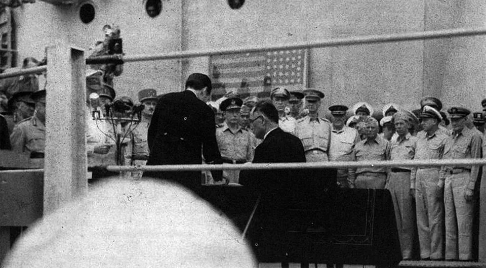 1945年9月2日、戦艦ミズーリ号での降伏文書の署名